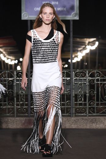 Rebecca Leigh Longendyke, mannequin qui a le plus défilé lors de la Fashion Week printemps-été 2019, a clôturé le show de la maison Sonia Rykiel. Paris, le 29 septembre 2018.