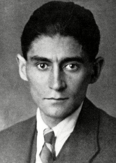 Plusieurs années avant sa mort, Kafka avait demandé avec insistance à son ami Max Brod de détruire "tout ce qu'il pourrait retrouver de tout ce qu'il avait écrit".