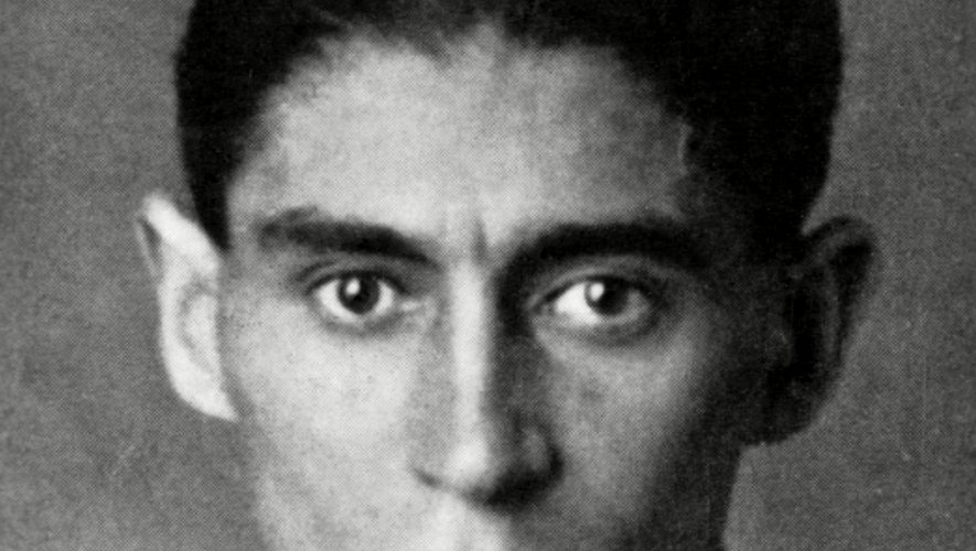 Plusieurs années avant sa mort, Kafka avait demandé avec insistance à son ami Max Brod de détruire "tout ce qu'il pourrait retrouver de tout ce qu'il avait écrit".