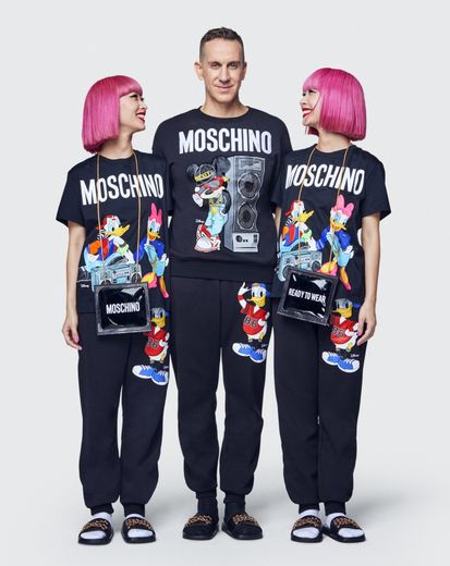 La collection Moschino [tv] H&M se compose de plusieurs looks régressifs aux couleurs vibrantes.