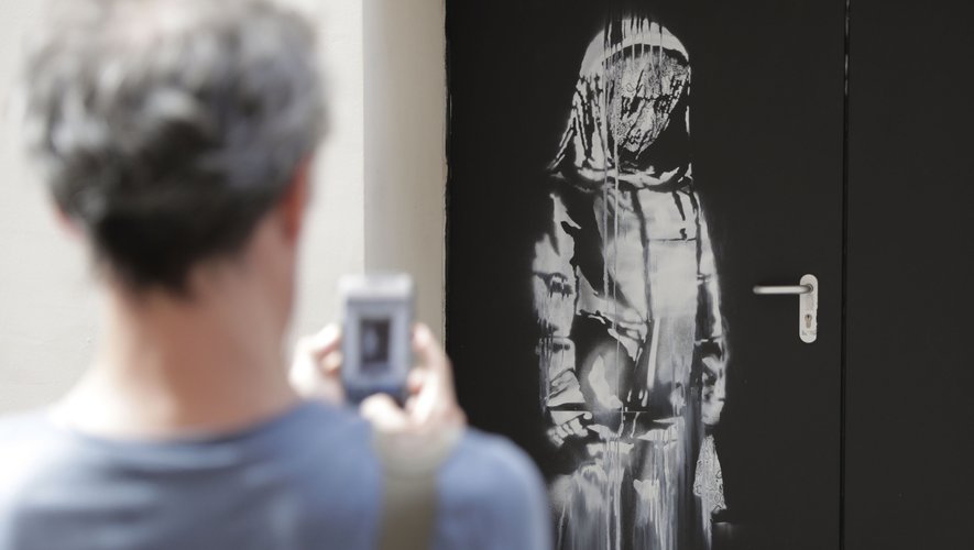 Banksy pourrait avoir été le vendeur et l'acheteur, ou avoir confié l'oeuvre à un de ses amis pour la vendre, spéculent d'autres spécialistes.