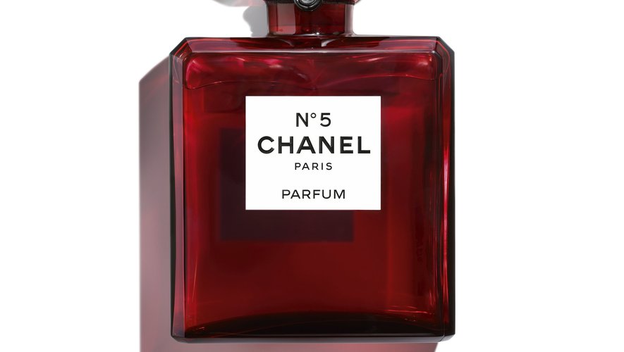 Le parfum N°5 de Chanel s'habille de rouge pour la première fois de son histoire.