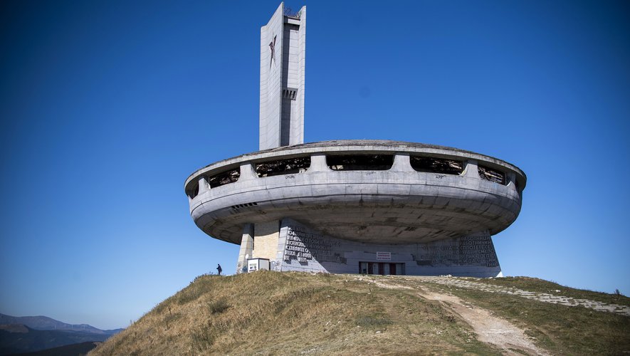 l'édifice communiste de Bouzloudja, assimilé en Bulgarie à un régime honni, fascine touristes et experts occidentaux qui veulent sauver cet ovni architectural de la ruine