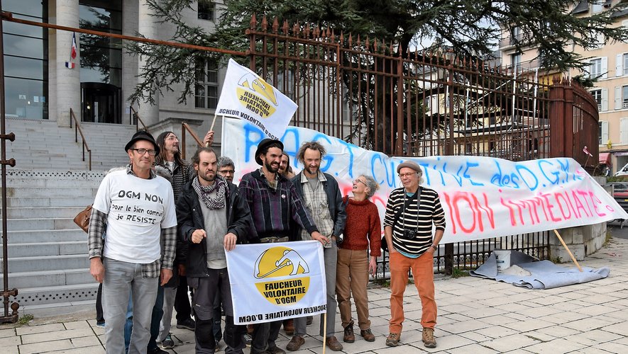 Une dizaine de membres du collectif s’est mobilisée devant le tribunal correctionnel de Rodez.