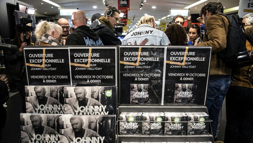 Les ventes du disque posthume du rocker français Johnny Hallyday, "Mon pays c'est l'amour", ont débuté vendredi à 00H01 (22H01 GMT) dans plusieurs magasins en France, dont la Fnac des Champs-Elysées à Paris.
