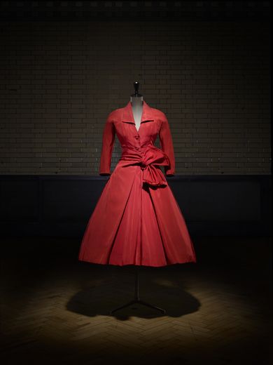 Robe Écarlate, automne/hiver 1955, collection Haute Couture Dior. Victoria and Albert Museum, Londres