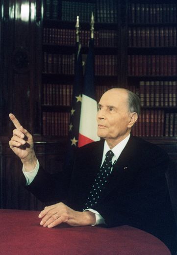 Une petite partie de la bibliothèque de l'ancien président François Mitterrand, rassemblant plus d'un millier d'ouvrages de littérature du XXe siècle, sera dispersée aux enchères