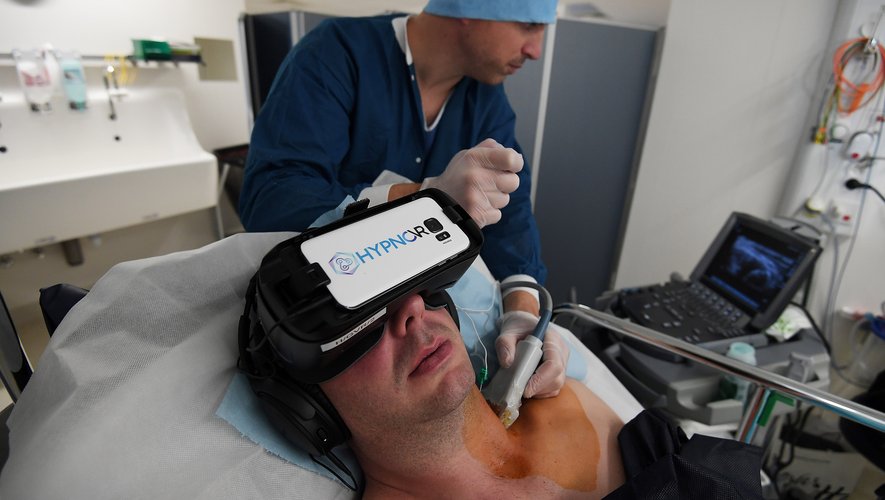 HypnoVR, fondé en 2016 par deux anesthésistes et un entrepreneur, propose une solution: des logiciels et casques de réalité virtuelle permettent à l'hypnothérapeute de s'occuper de plusieurs patients à la fois