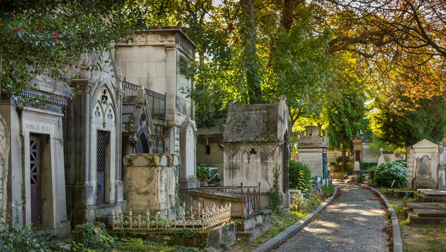 Dans la plus grande nécropole de Paris, le cimetière du Père Lachaise, ce sont les Parisiens et touristes qui arpentent les allées.