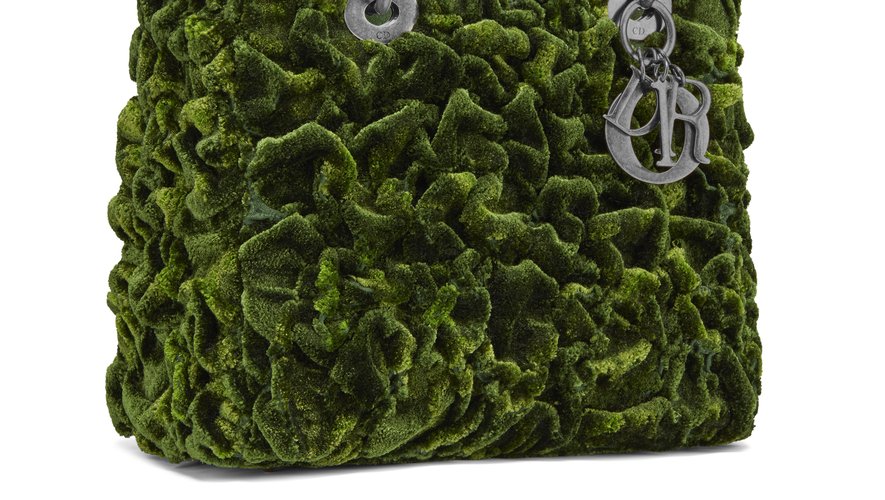 Lee Bul crée ce “Lady Dior” en coton et soie brodés en relief pour créer un effet de mousse végétale. Couleur verte effet « tie and dye ». Bijouterie en métal couleur acier vieilli.