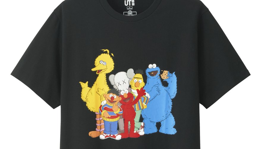 Disponible chez Uniqlo, la capsule "Kaws x Sesame Street" se compose de T-shirts, de sweats et de peluches.