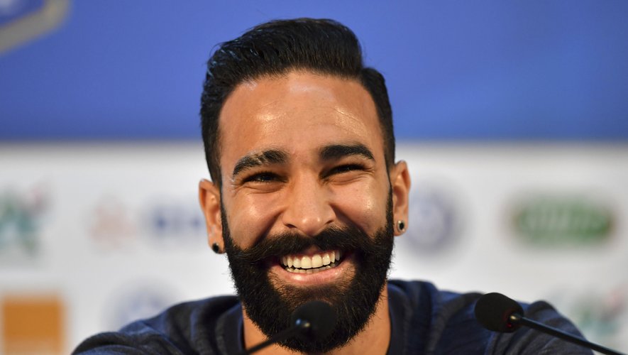 Désormais connu aux quatre coins de la planète grâce à son statut de champion du monde de football, Adil Rami en fait craquer plus d'une et sa moustache n'y est pas pour rien. Elle aurait d'ailleurs porté chance aux Bleus durant la Coupe du monde.