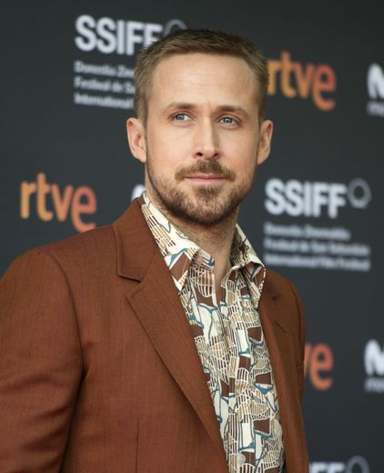Avec ou sans moustache, Ryan Gosling reste sexy ! Toutefois, les bacchantes lui donnent plus de maturité et de charisme, et surtout un côté moins angélique.