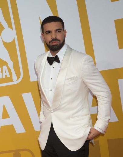Le rappeur Drake est également beaucoup plus sexy avec sa barbe et sa moustache, parfaitement taillées, surtout lorsqu'il se laisse aller à les porter avec un costume black & white. Le look parfait.
