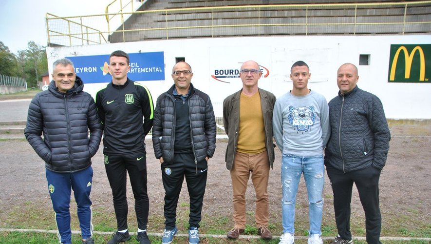 Wassim est ici entre son père Ahmed (à droite) et le président de la JSBA, Francis Rigal, et en compagnie de son oncle « Momo », d’un joueur de l’équipe fanion, Damir Alidini et de Zoran Zivkovic.