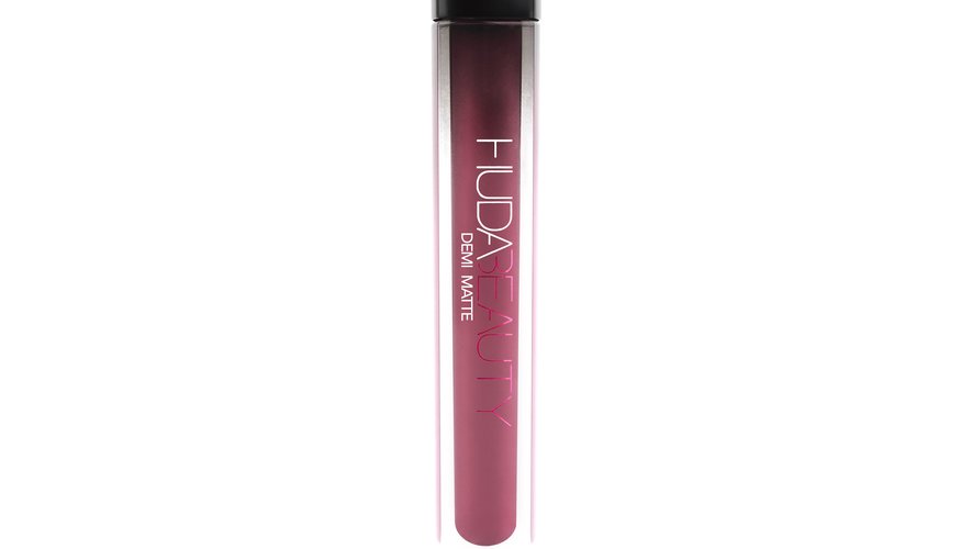 Le rouge à lèvres Demi Matte par Huda Beauty - Prix : 21€ - Site : www.shophudabeauty.com.