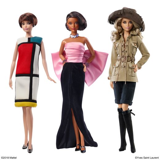 Mattel et le Musée Yves Saint Laurent Paris dévoilent trois poupées Barbie habillées des pièces iconiques du grand couturier français.