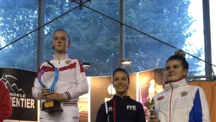 La Ruthénoise Clémentine Pinier entourée de deux Russes sur le podium à Grenoble.
