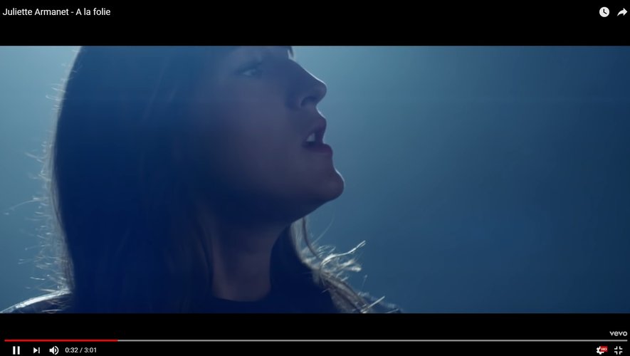 Juliette Armanet dans son nouveau clip "A la folie".