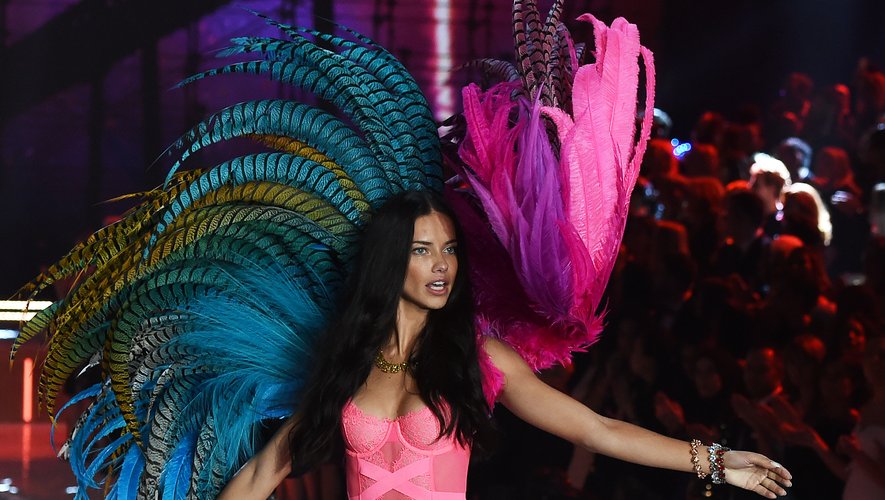 Fun, sexy attitude, et couleurs flamboyantes : Adriana Lima défile avec un enthousiasme flagrant pour la marque Victoria's Secret. New York, le 10 novembre 2015.