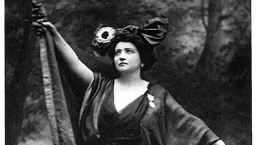 Emma Calvé interprétant la Marseillaise, à New York, dans les plis du drapeau tricolore.