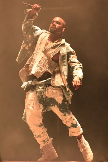 Le rappeur américain Kanye West a annoncé via Twitter que son prochain album ne sortirait pas le 23 novembre comme prévu.