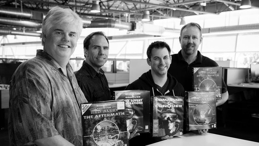 Les membres du studio Petroglyph Studios, qui ont travaillé sur le jeu "Command & Conquer" d'origine, posent avec les deux premiers jeux de la franchise et leur extensions.