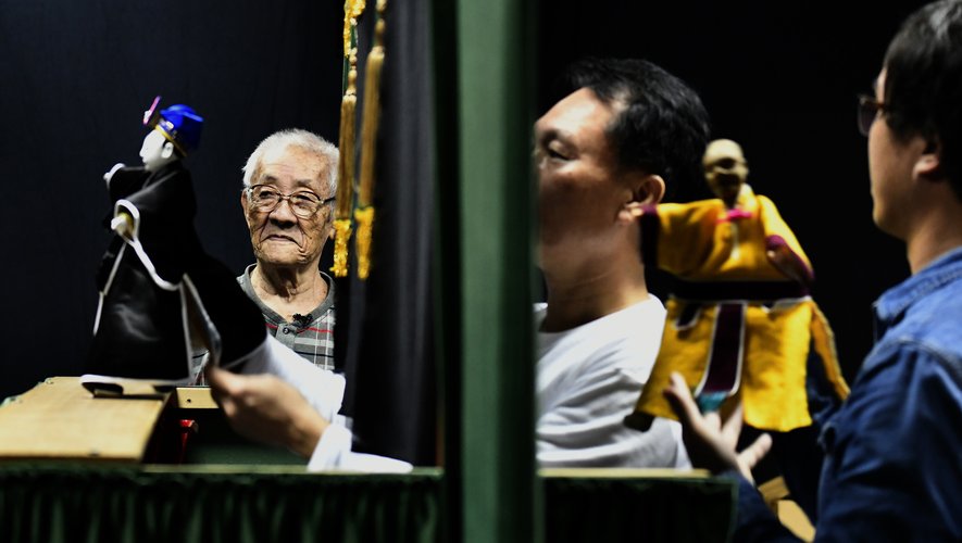 Un documentaire rend hommage à Chen Hsi-huang (à gauche), un marionnettiste taïwanais de 87 ans