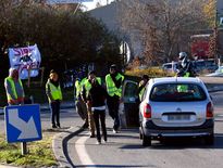 Les "gilets jaunes" annoncent la reconduction du mouvement lundi matin, notamment au rond-point des Molinières, commune de Calmont, non loin de la 2x2 voies qui mène à Rodez.
