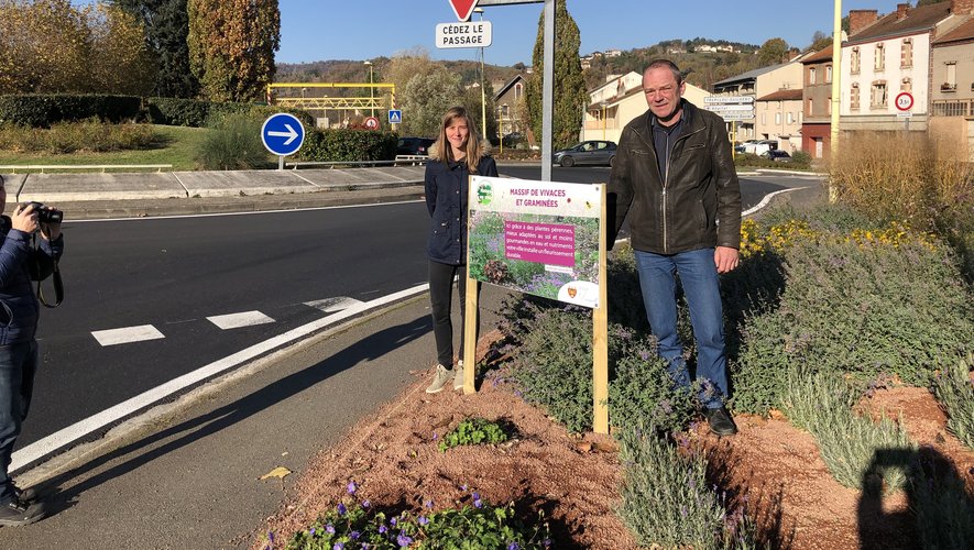 Le rond-point « de la gendarmerie » accueille désormais des plantes moins gourmandes en eau.