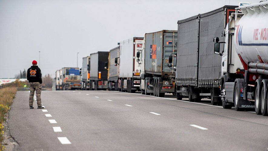 Les transporteurs routiers, qui souffrent d'une baisse d'activité à cause des blocages des "gilets jaunes", perdront-ils patience ? 