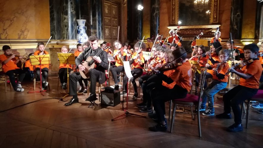 Les élèves de l'école Gourgan à Rodez ont joué à Fontainebleau, avec leur parrain, le guitariste Emmanuel Rossfelder, dans le cadre des 10 ans de l'association Orchestre à l'école.
