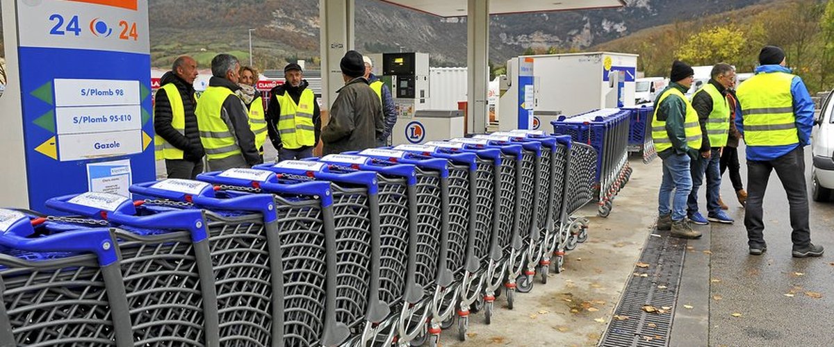 Millau Face à Face Tendu Entre Les Gilets Jaunes Et Les