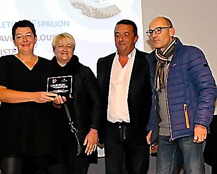 Tourisme. Hôtel-restaurant L’Aubrac , table incontournable de Laguiole, représenté par la famille Brouzes-Favier. Prix remis par Xavier Palous du Bulletin d’Espalion.