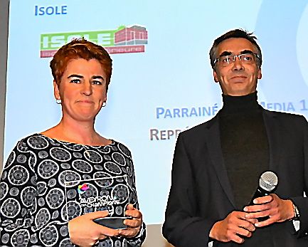 Innovation Isole, créateur dans la rénovation thermique part à la conquête du marché national. L’entreprise est représentée par Lucie Durand et le prix remis par Pierre Censi (Media 12.fr)