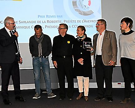 coup de cœur du jury. Agatchako,représenté par son directeur Michel Alibert. Prix remis par Dominique Costes et la préfète de l’Aveyron.