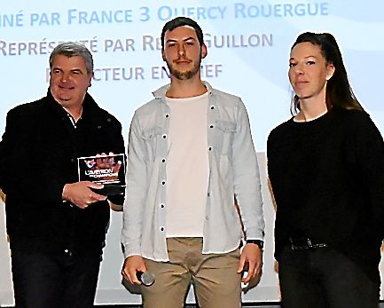 Développement durable. Le T-shirt propre, a conçu une démarche éco-responsable et éthique. Fabien Burguière et sa sœur Odile ont reçu leur prix remis par Régis Guillon (France 3 Q-R).