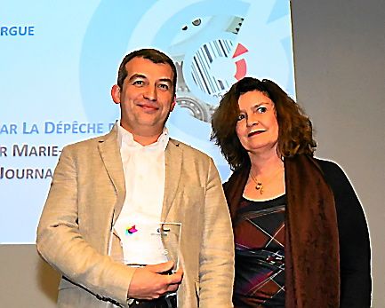 FORMATION ET RESSOURCES HUMAINES. Les Ateliers du Rouergue, représentés par Sébastien Nowitzki forment des personnes en situation de handicap. Prix remis par M.-C. Bessou (La Dépêche).