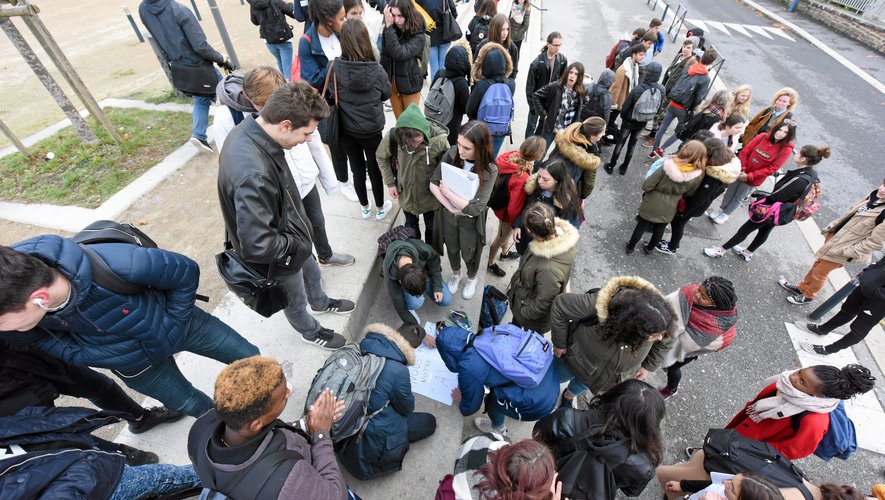 Des élèves de toutes les classes du lycée Foch manifestent ce mardi matin dans les rues de Rodez. 