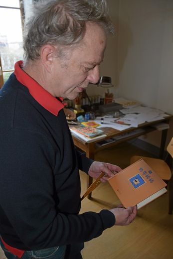 Olivier Douzou en est visiblement « très fier ». L’auteur, illustrateur et éditeur né à Rodez, et très attaché à sa ville, a reçu cette semaine un exemplaire de la version chinoise de « Jojo la Mache », le premier livre qu’il a écrit en 1993 et qui a été à l’origine de la création du département jeunesse desditions du Rouergue.