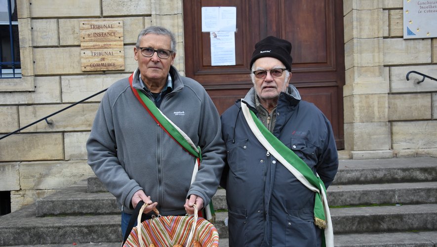 Ceints de l’écharpe traditionnelle de la confrérie, Claude Auguy et Gérard Lemouzy ont porté les « couques » aux adhérents.