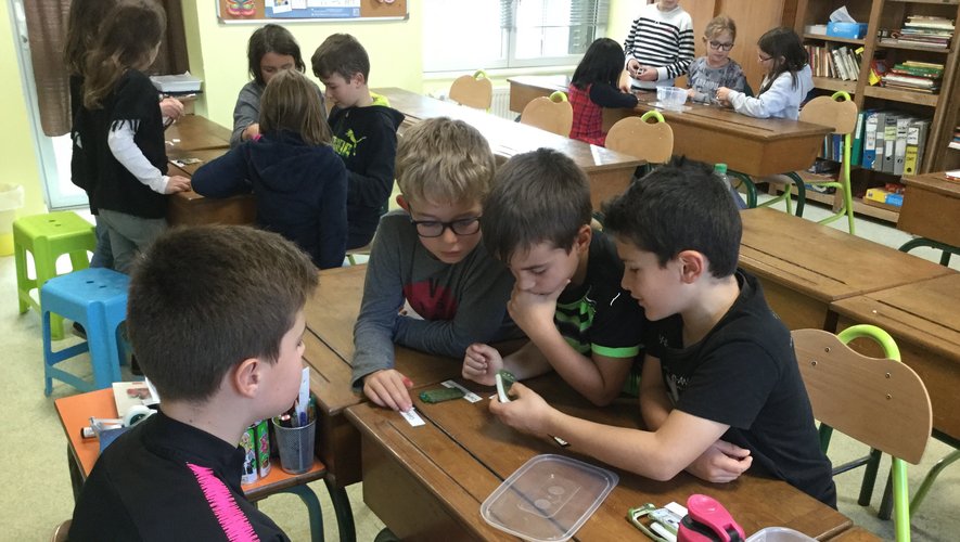 Les écoliers apprennent à trier les déchets électriques et électroniques