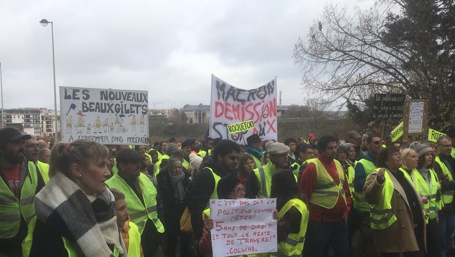 3 000 manifestants marchent vers le centre de Rodez ce samedi matin. 
