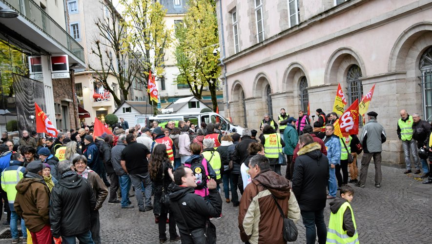 80 personnes sous la bannière syndicale devant la préfecture à Rodez. 