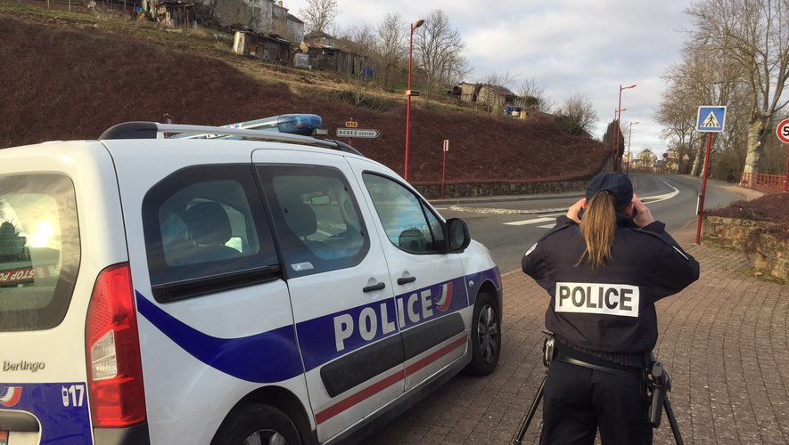 Police et gendarmerie au bord des routes pour faire respecter la sécurité des usagers. 