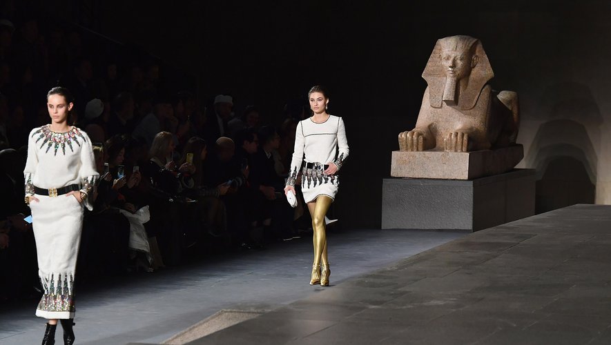 La maison Chanel s'est transportée à New York mardi pour son traditionnel défilé des "métiers d'art", sur un thème égyptien en accord avec le cadre, un temple reconstitué dans le Metropolitan Museum.