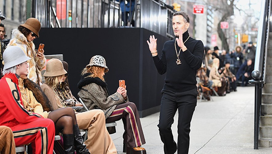 Le créateur Marc Jacobs sur le podium du défilé Marc Jacobs en février 2017 à New York