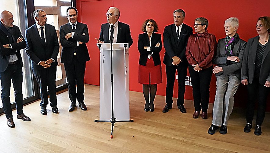 Jean-Luc Calmelly présente l’Hôtel de ville aux élus.