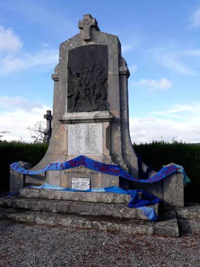 Le monument aux morts ceint d’une écharpe géante