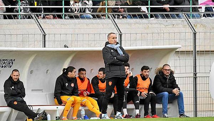 Le coach Laurent Peyrelade faisant la moue, devant son banc de touche sur lequel le président Pierre-Olivier Murat avait pris place (à droite sur la photo), dimanche à Sète.